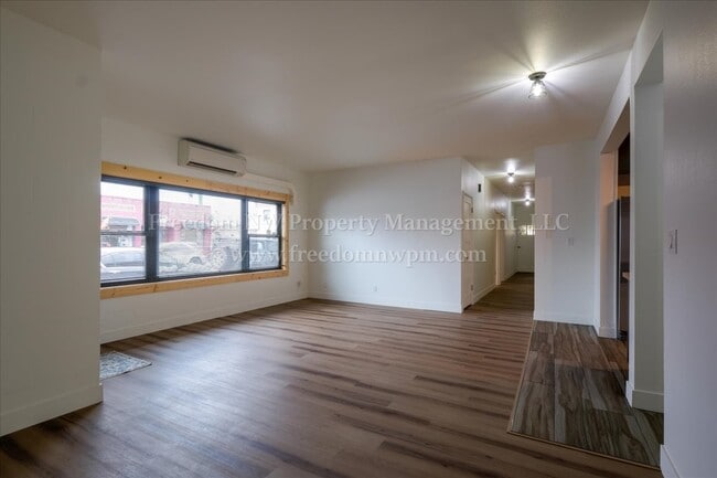 Photo - 105 W Walnut St