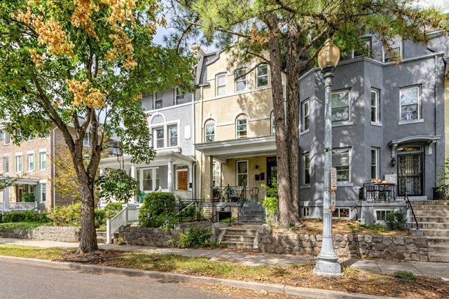 Photo - 727 Quebec Pl NW