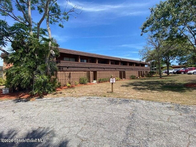 Building Photo - 2180 Country Club Dr Unit 208