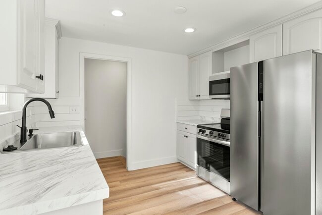 Building Photo - 1335 E Lester Dr