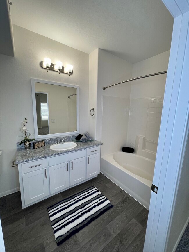 BATHROOM W/ GARDEN TUB