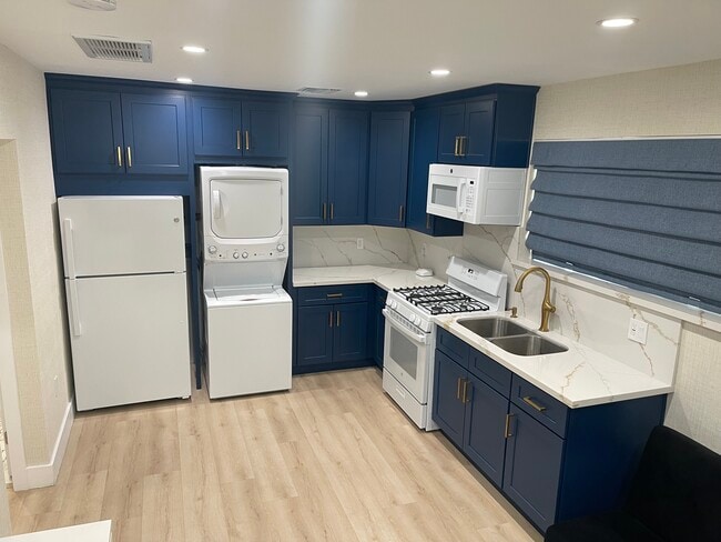 Building Photo - 13552 Cantara St Rental
