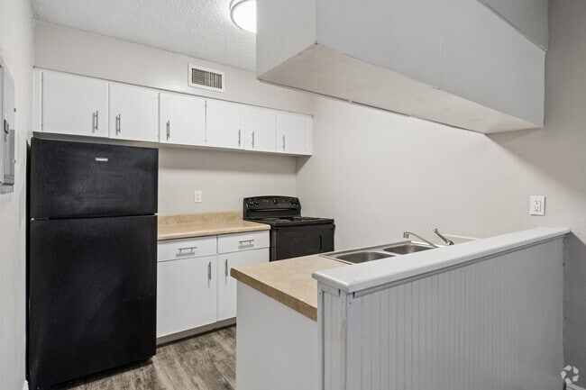Studio, 1BA - 665SF - Kitchen