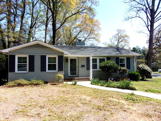 Building Photo - 304 Oak Dr