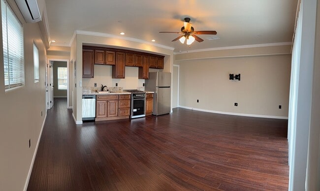 Building Photo - 4738 Hillcrest Ave Unit B