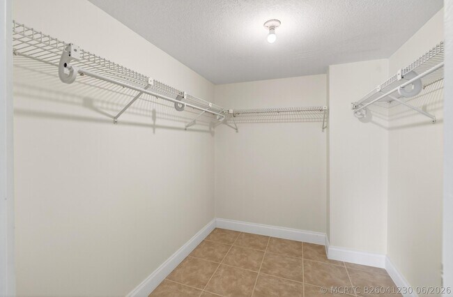 Building Photo - 351 Club Cir Unit 101