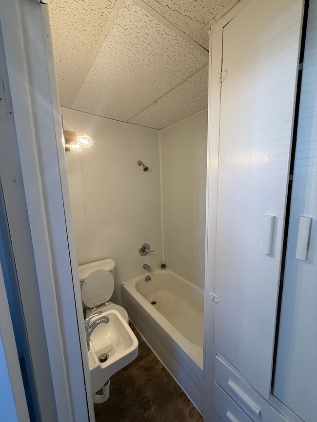 Photo - Studio in Golden Available Now! Unidad #3