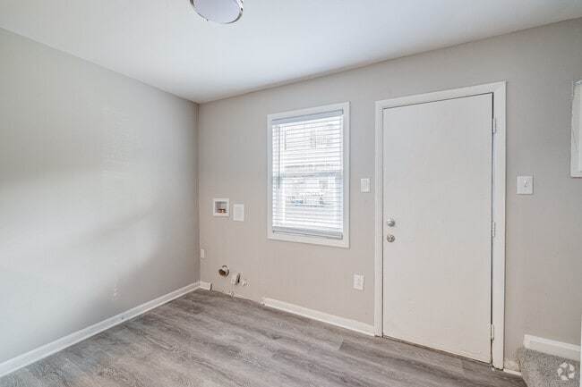 2BR, 1BA - 900SF - Laundry