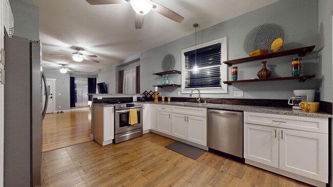 Photo - Excellent Location, Large Four Bedroom Bre... Casa