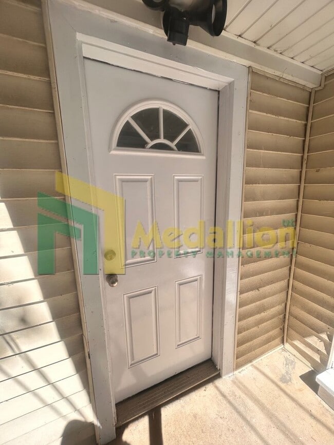 Photo - Updated 1-Bedroom Coach House with In-Unit Laundry Unidad COACH