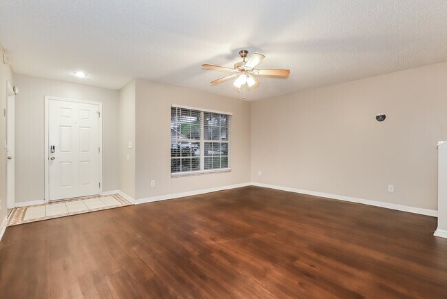 Photo - 907 Cape Cod Cir