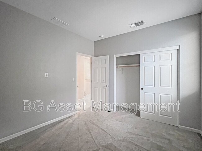 Photo - 812 Queen Palm Ln