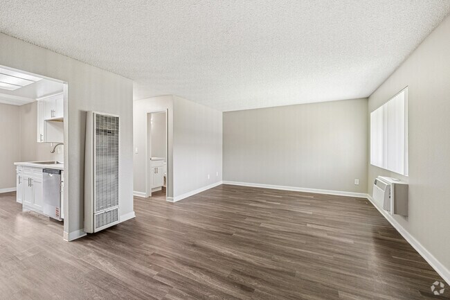 1BR, 1BA - 650SF - Living Room