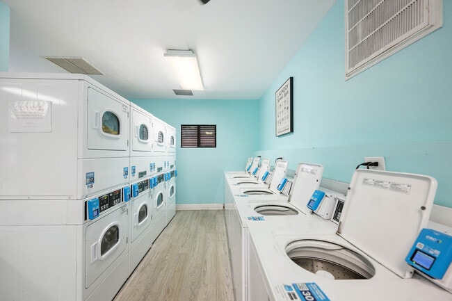 Laundry Room - 10X Harbour Palms