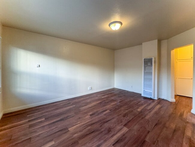 4253 1/2 S Centinela Ave-
