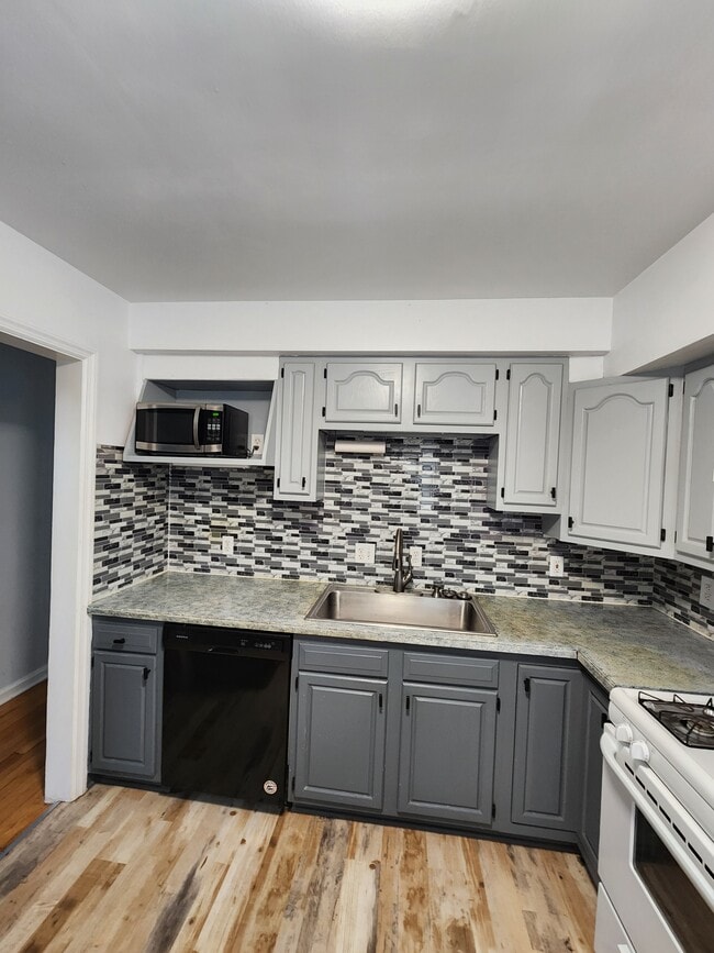 Photo - 301 Hastings St