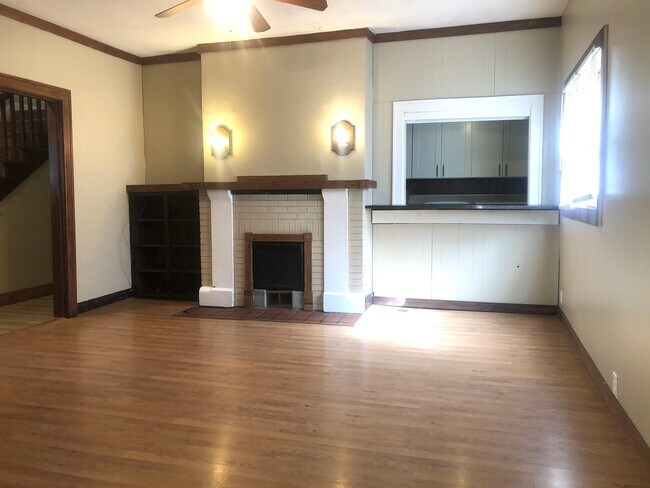 Photo - 425 E 7th St