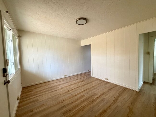 Building Photo - Island Living in the Heart of Waikiki – 2 Bed, 1 Bath with Parking! Unit A4
