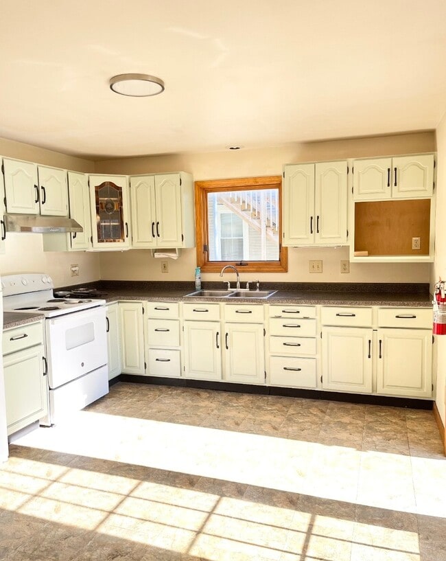 Sunny Kitchen with newly finished cabinets! - 204 N Champlain St