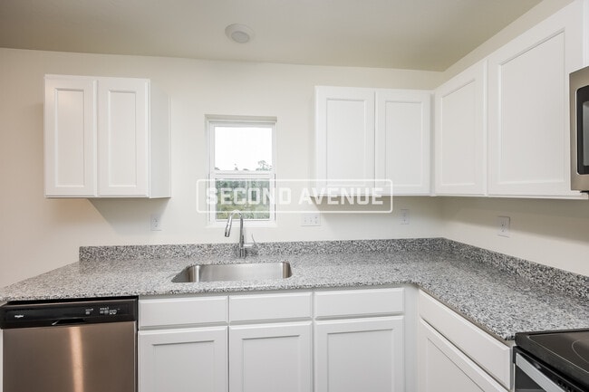 Photo - 954 Pilgrim St E