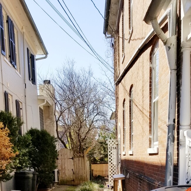 1890s house divided into 2 townhouses with separate entrances - 121b Peyton St Townhome