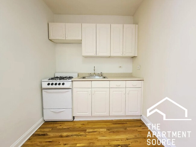 Building Photo - 540 W Wellington Ave Unit 208