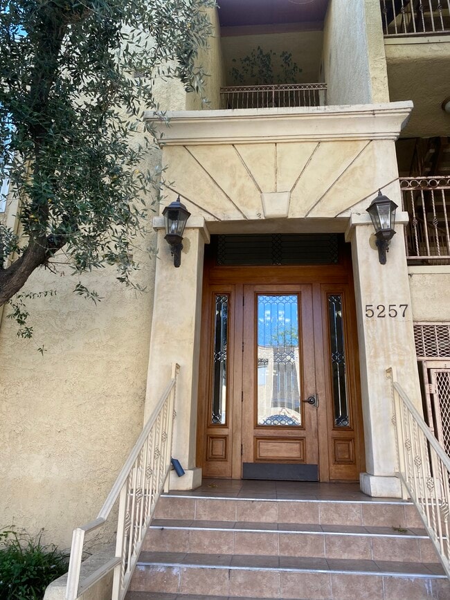 5257 Radford Ave Unidad 301