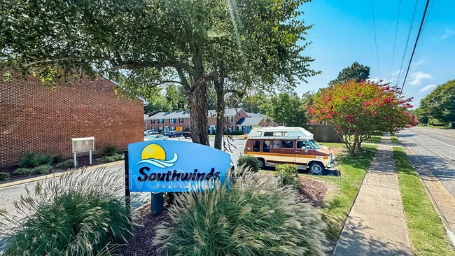 Photo - 1006 Barclay Square