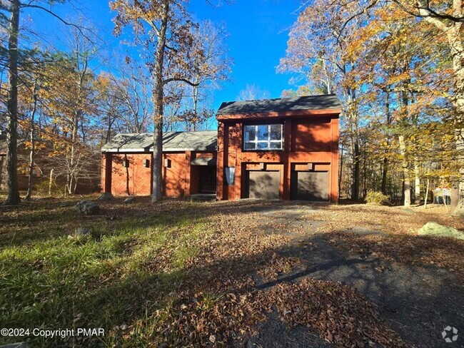 Building Photo - This unique floor plan features 3 bedrooms... Rental