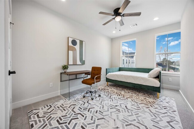Photo - 303 Charlock St