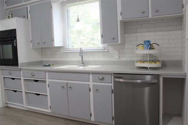 Photo - 710 Fahrenthold St