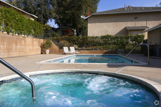 Relaxing Pool & Spa - Ironwood Villas Apartments