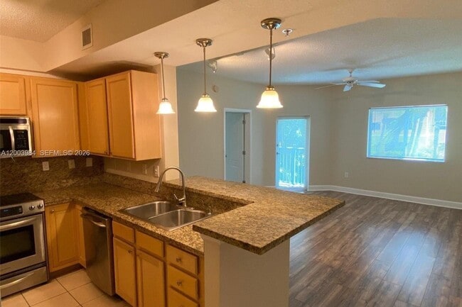 Building Photo - 6001 SW 70th St Unit 342