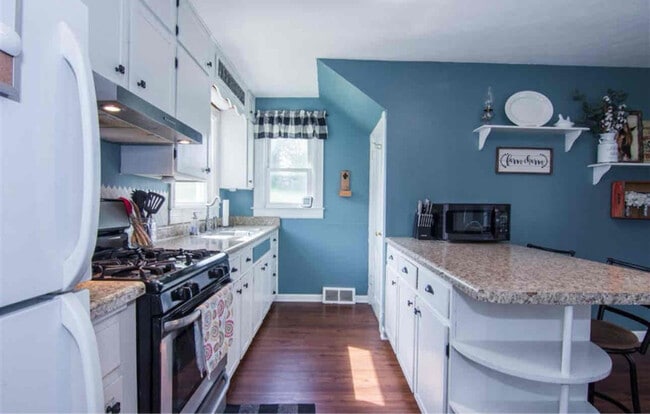 Photo - 233 N Main St