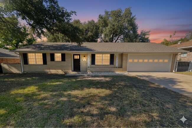 Building Photo - AVAILABLE NOW !!