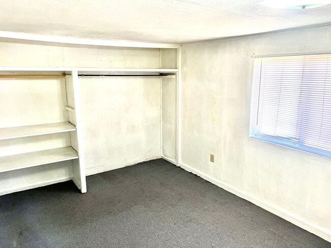 Building Photo - Great Single level unit!
