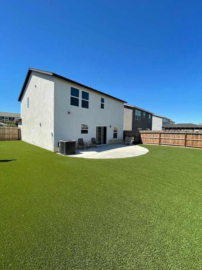 Building Photo - Beautiful 4-Bedroom, 2.5-Bathroom Two-Stor... Rental