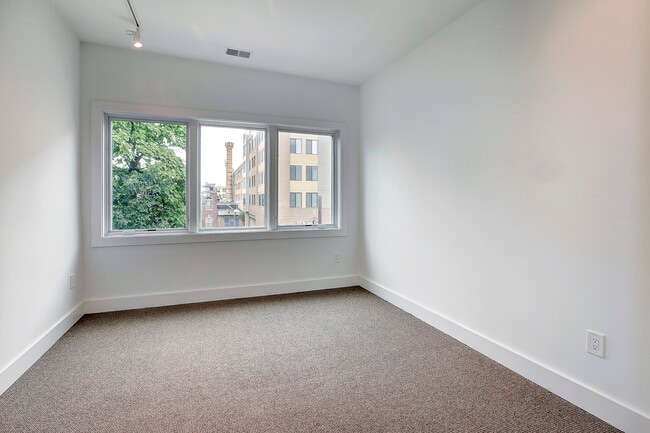 Photo - 715 Kenyon Street