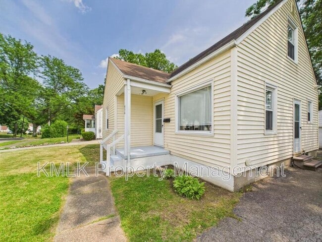 Photo - 636 Lurie Ave