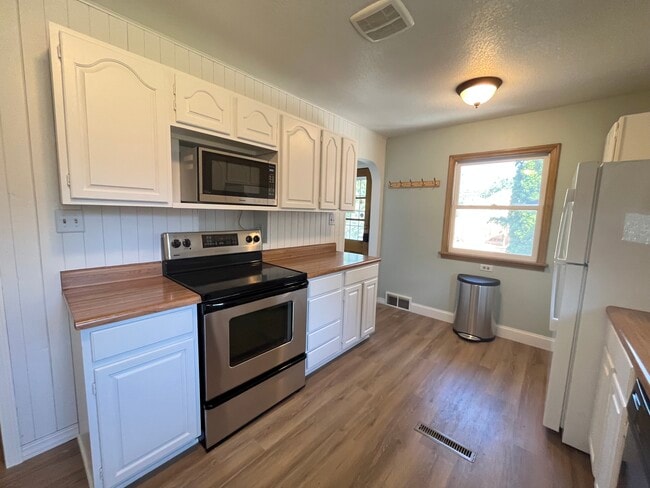 Photo - 2001 Hopkins Crossroad