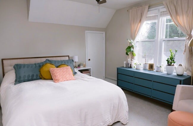 Dormitorio principal con vestidor - 121 Grove Ave Unidad #2