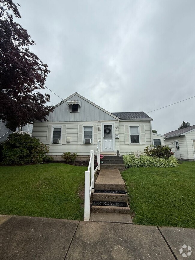 Building Photo - 136 E Willow St Rental