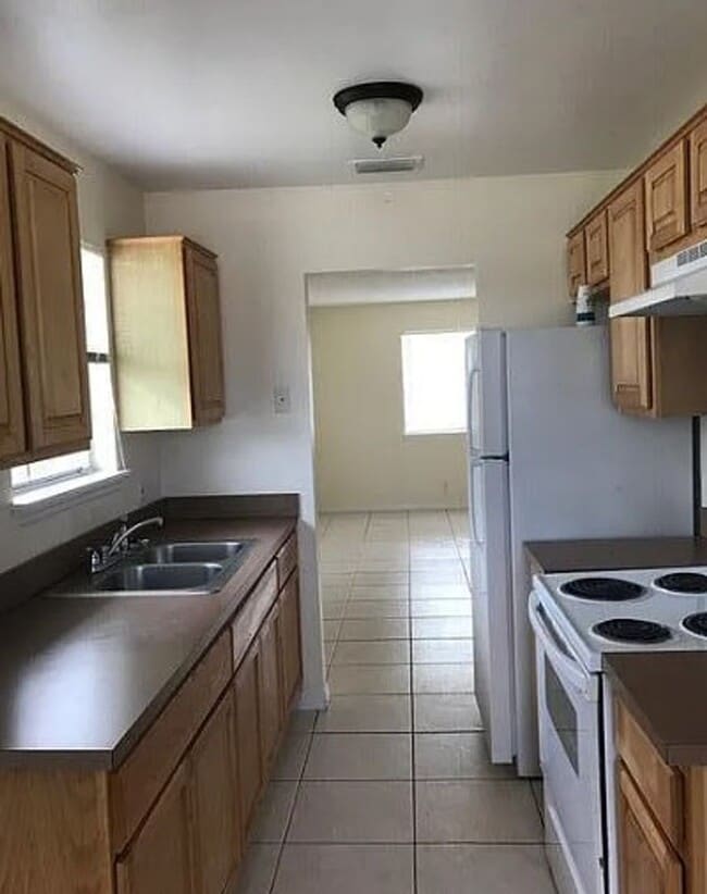 Building Photo - 2 bed 1 bath with 900 sf. Great location b... Rental