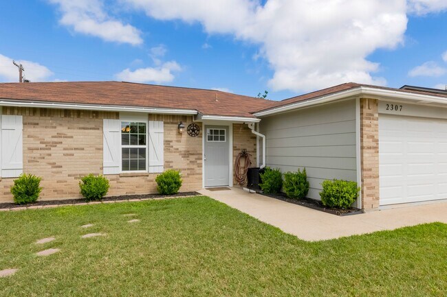 Photo - 2307 Traverse Dr