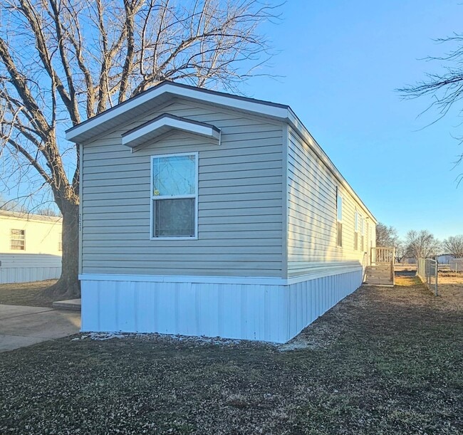 Building Photo - 2233 E Maywood St