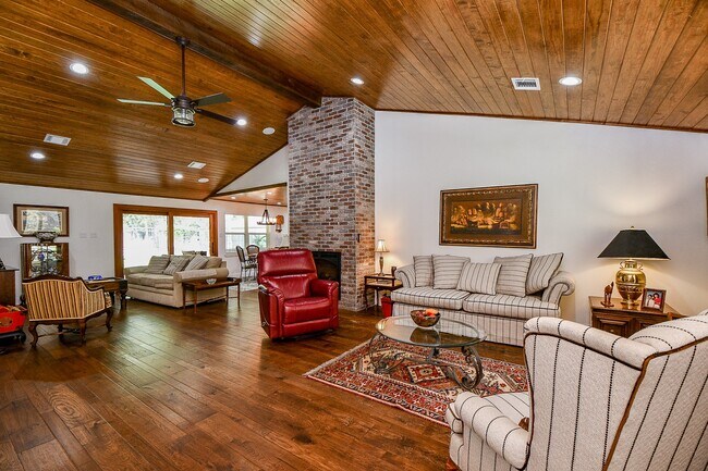 Photo - 922 Chantilly Ln