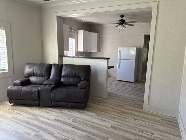 Photo - 836 E 10th St