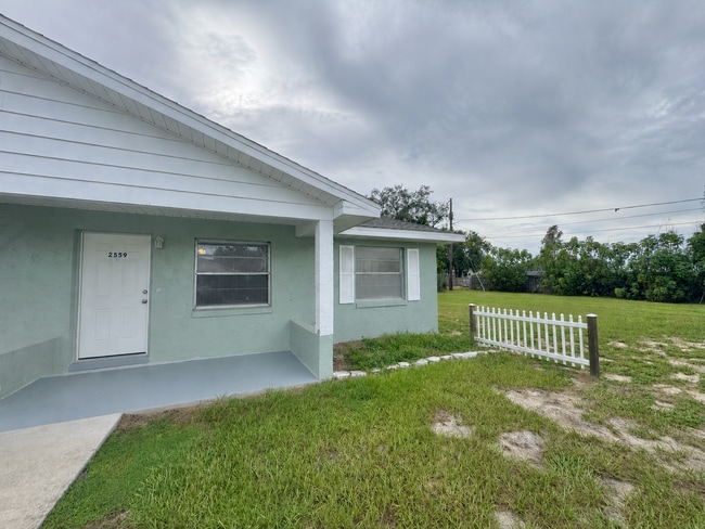 Building Photo - 2555-2559 Elm Ave Unit 2559