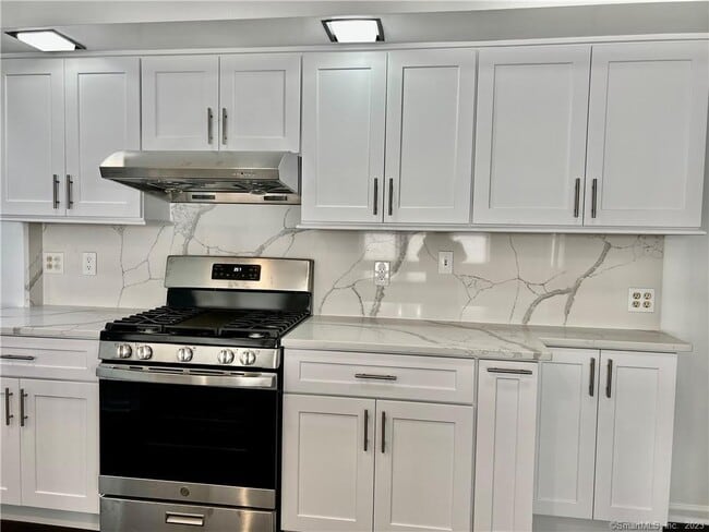 Building Photo - 826 Oldfield Road Unit 1Fl+Basement Rental