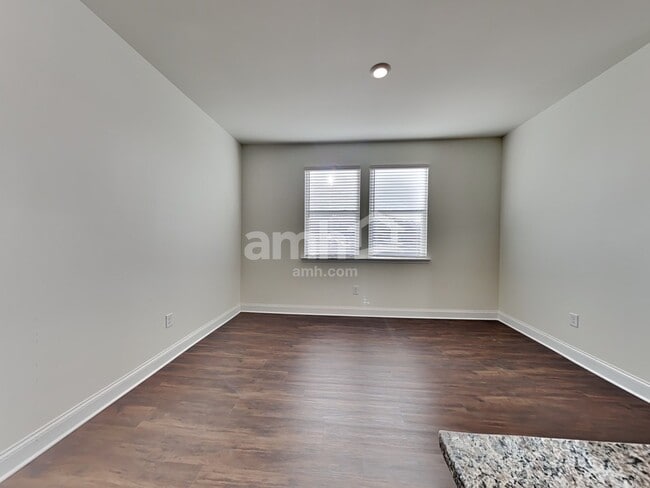 904 Headland Wy